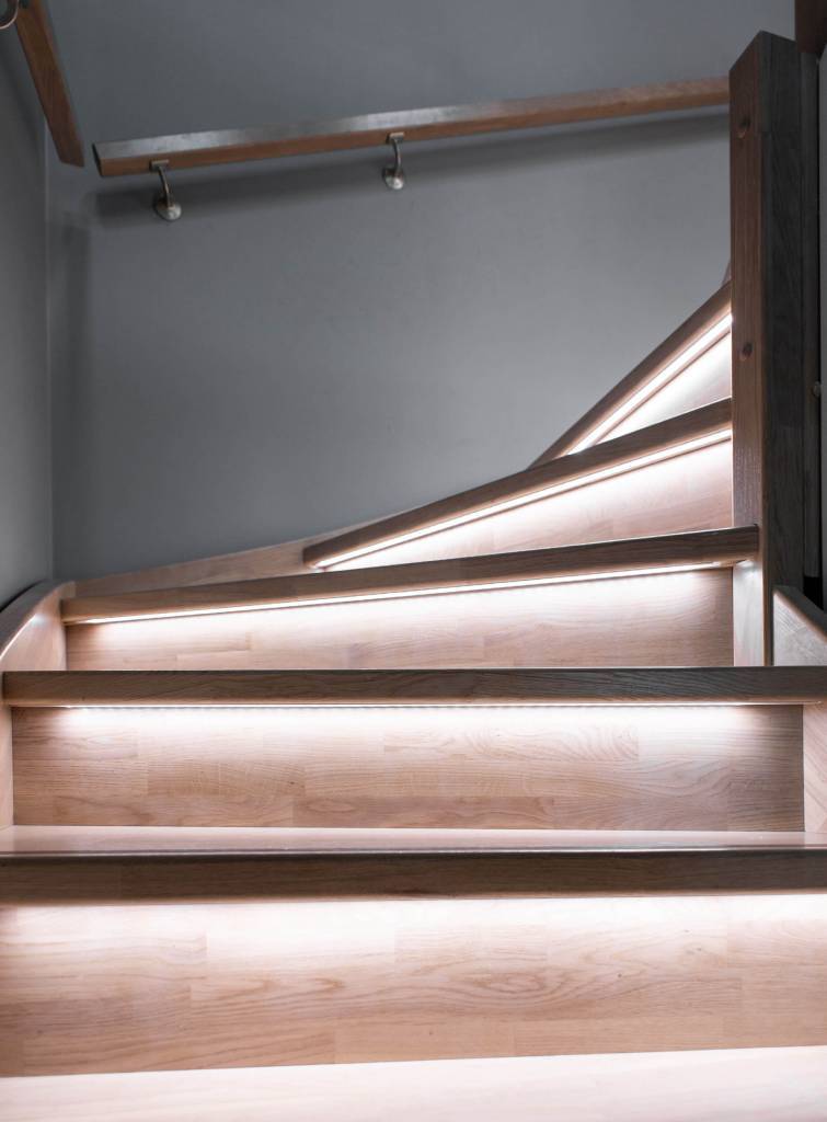 LED pásek v zapuštěném LED profilu ve spodní části schodiště krásně svítí.